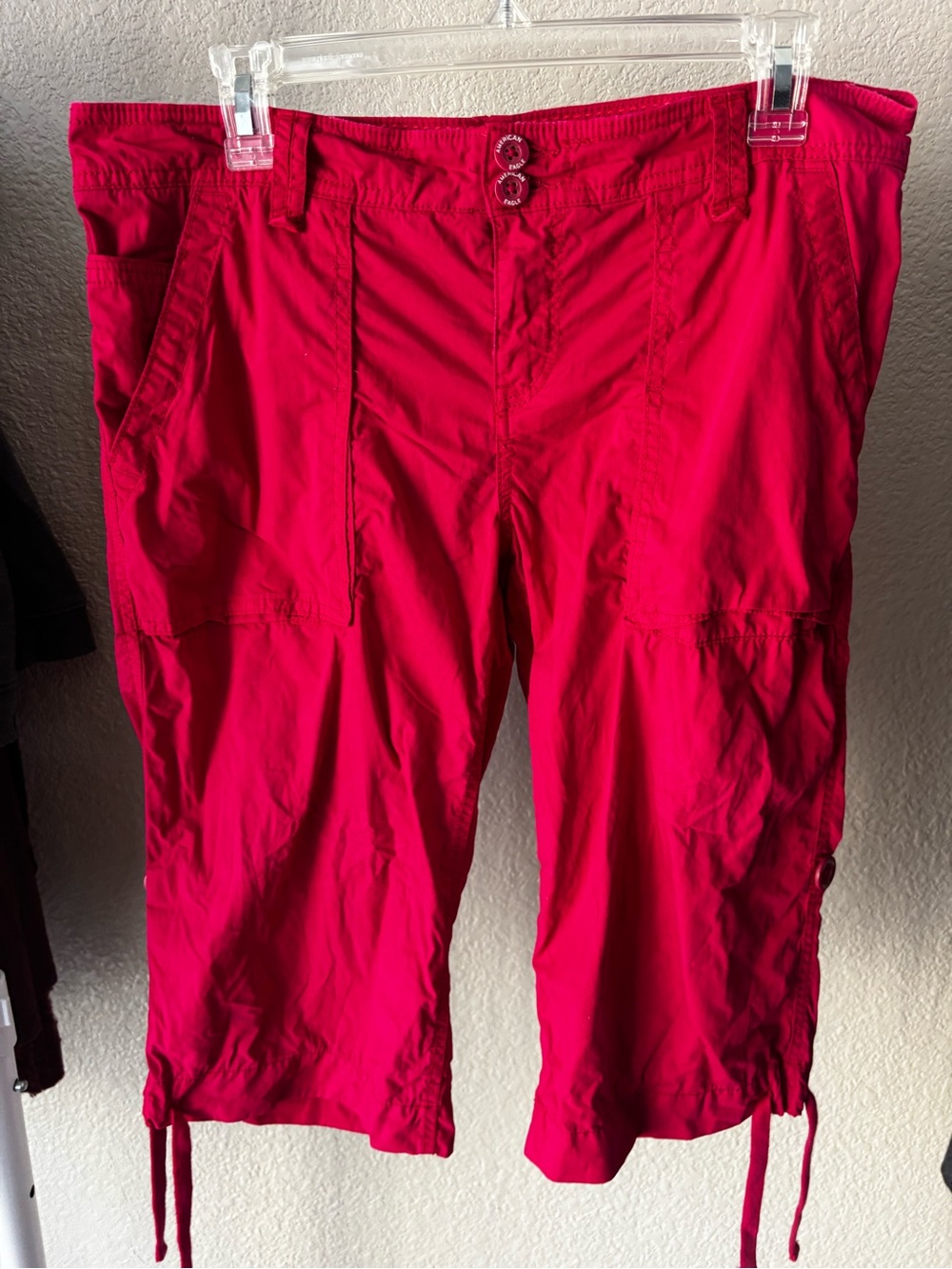 American Eagle Bright Pink Cargo Capris